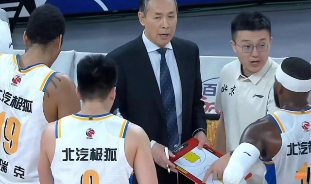 开云平台-北京男篮下半场崩盘，上海男篮19分大胜，翟晓川12+6范子铭辣眼睛