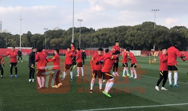开云APP-国足上海30人展开第二练 朱辰杰归队留守酒店